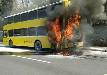 İstanbul'da İETT otobüsü yolcuları ölümden döndü! Alev alev yandı