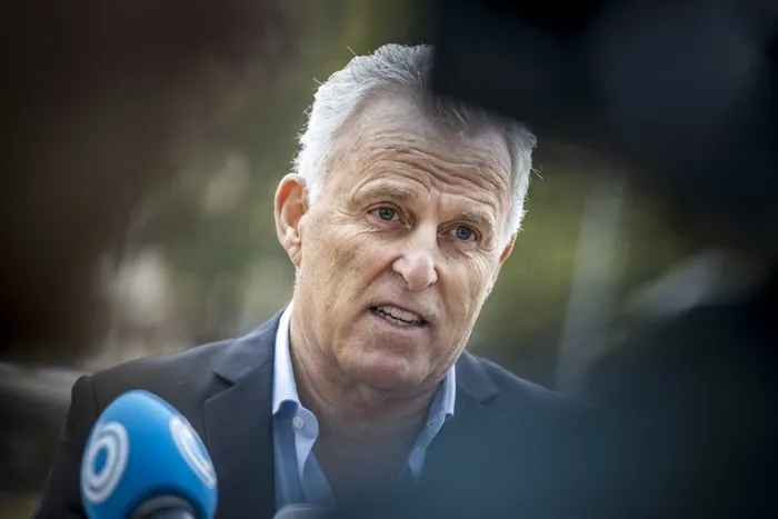 Hollandalı ünlü gazeteci Peter R de Vries silahlı saldırıya uğradı