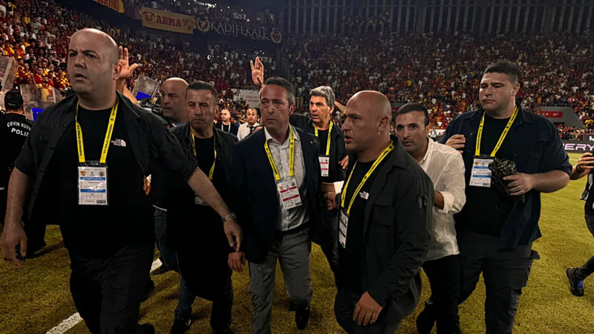 Fenerbahçe Başkanı Ali Koç Göztepe maçında sahaya girdi oyun durdu!