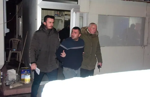 1644419546301.jpg Halasının kızının üzerine kuma getirdi diye para istedi! Kasadan çıkardığı tabancayla dehşet saçtı - 5