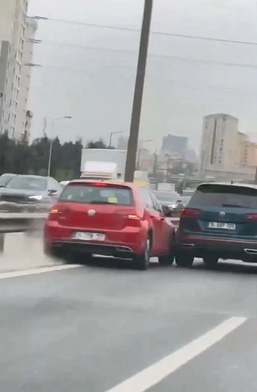 1710313805277.jpeg Trafikte yol tartışması kazayı beraberinde getirdi! - 1