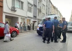 Sokakta düşen yaşlı adam evinin kapısında hayatını kaybetti
