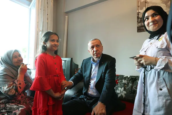 1659203069919.jpg Başkan Erdoğan çay teklifini kıramadı! Ordu'da Yeşilyurt ailesinin evine ziyaret - 4