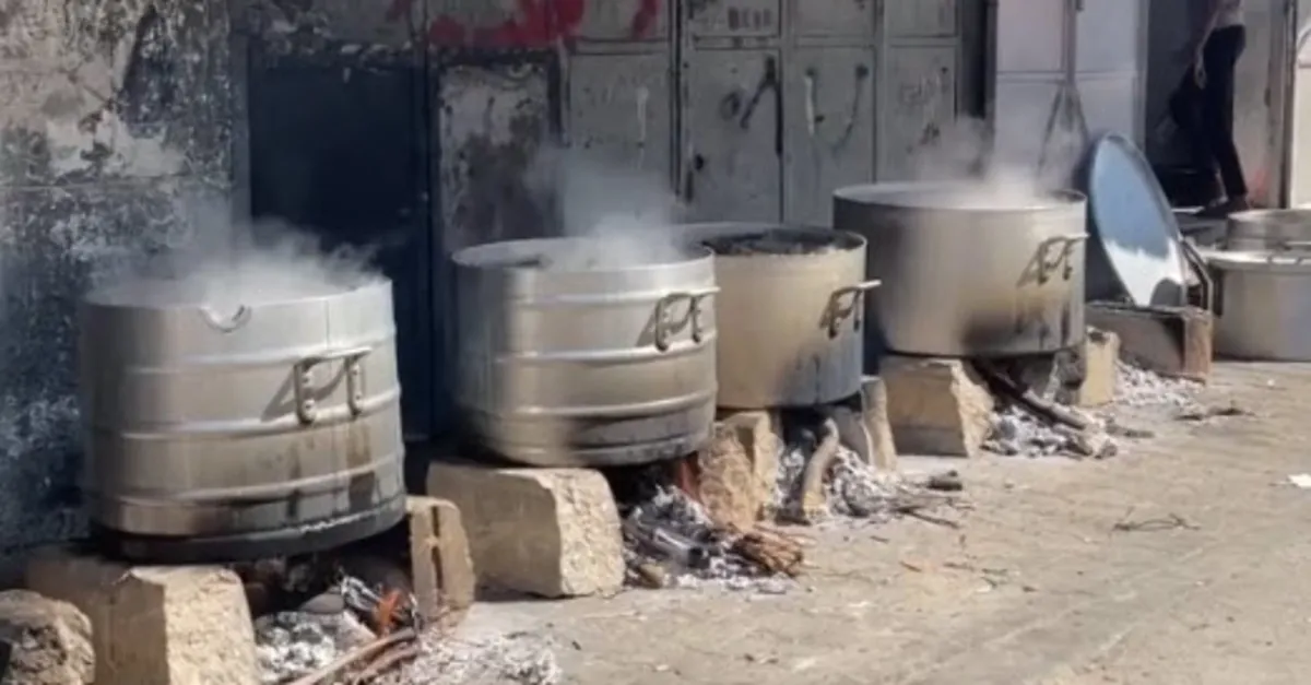 Gazze'nin güneyine sığınan Filistinlilere yakıt olmadığı için odun ateşinde yemek pişiriliyor