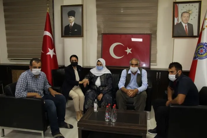 Bir anne daha evladına kavuştu | Emine anne PKK'nın 6 yıl önce daha kaçırdığı oğluna kavuştu - 1