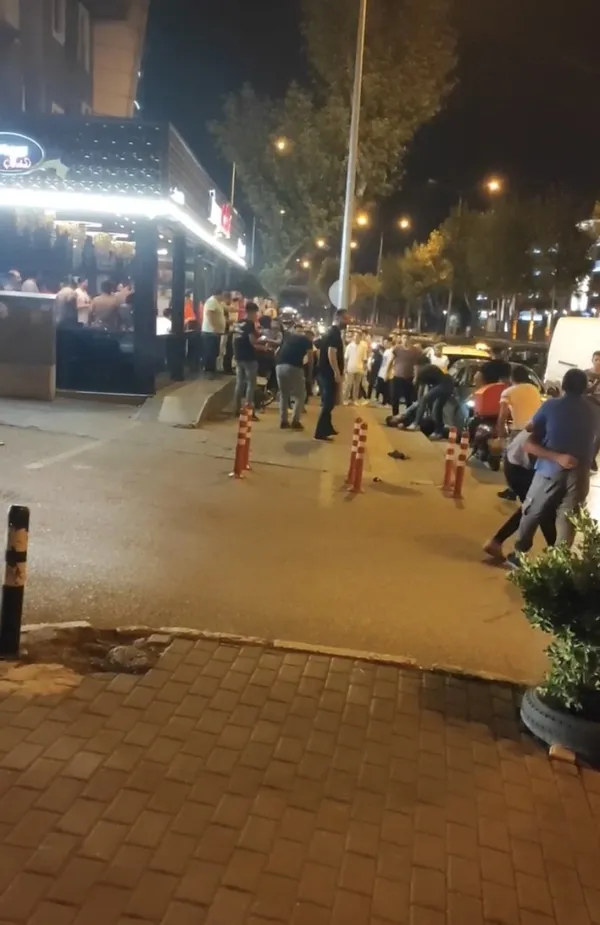 bursada-corbacida-yan-bakma-kavgasi-acimasizca-saldirdilar-1661155205507.jpg Bursa’da çorbacıda yan bakma kavgası! Acımasızca saldırdılar - 2