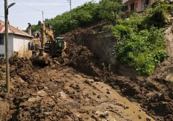 Trabzon'da heyelan dehşeti! 5 ev etkilendi vatandaşlar tahliye edildi