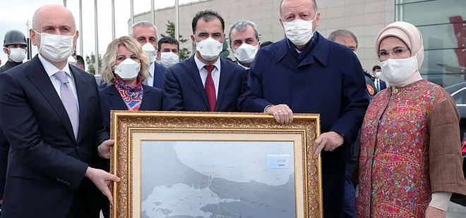 Başkan Erdoğan’a anlamlı hediye! 15 Temmuz’da çizdiği rotanın tablosu hediye edildi