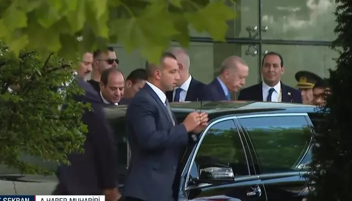 misir-cumhurbaskani-sisi-turkiyede-ankarada-kritik-randevu-ayni-aracla-kulliyeye-gectiler-1725446463493.jpeg Sisi'den ilk ziyaret ilk mesaj: Yeni bir dostluk başlatma iradesi | Ankara'da kritik randevu - 1