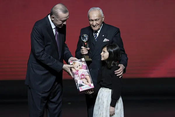baskan-recep-tayyip-erdogandan-bestepede-duzenlenen-odul-toreninde-son-dakika-aciklamalari-1641941538139.jpg Başkan Recep Tayyip Erdoğan'dan Beştepe'de düzenlenen ödül töreninde son dakika açıklamaları - 9
