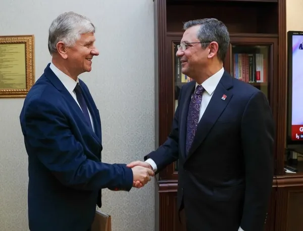 Mehmetçik düşmanları CHP Genel Merkezi’nde! Özgür Özel baş köşeye oturtup sohbet etti bir de hatıra fotoğrafı çektirdi...