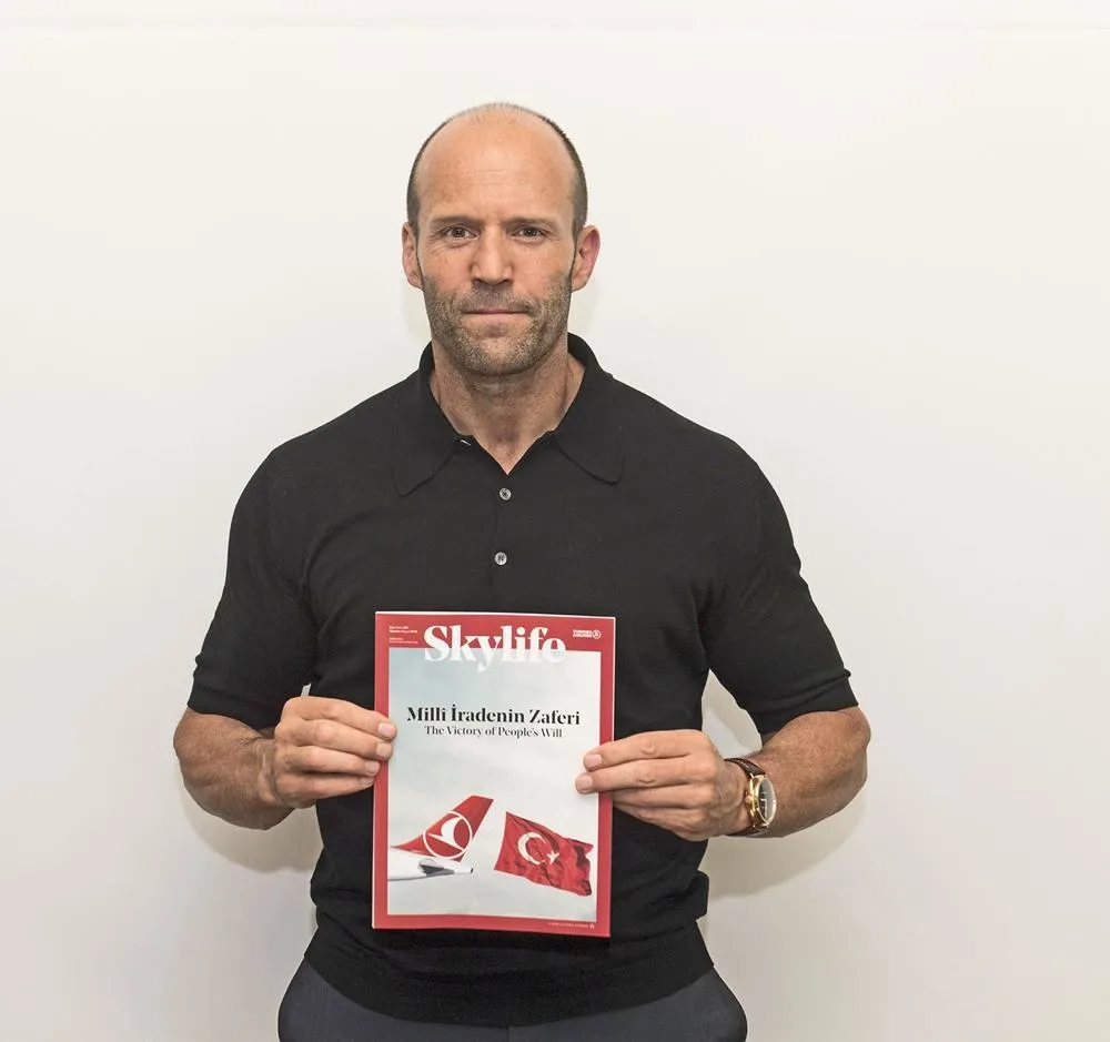 Ünlü oyuncu Jason Statham'dan "milli irade" fotoğrafı - 1