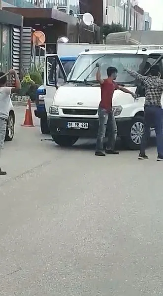Bursa'da levye ve satırlı kavga cep telefonu kamerasına yansıdı - 1