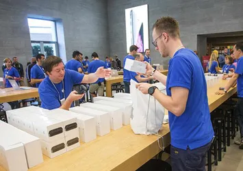 Sahte Apple çalışanları 66 bin dolar değerinde iPhone çaldı