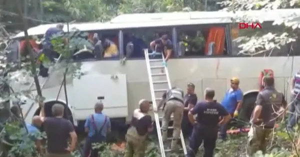 son-dakika-bursada-tur-otobusu-devrildi-cok-sayida-olu-ve-yarali-var-1661669712057.jpg Son dakika: Bursa'da tur otobüsü devrildi! Çok sayıda ölü ve yaralı var - 1