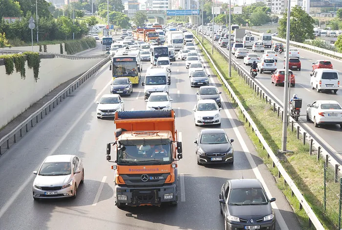 Son dakika: İstanbul'da kısıtlamalar sona erdi! Normalleşmenin ilk gününde toplu ulaşımda ve trafikte yoğunluk yaşandı - 2