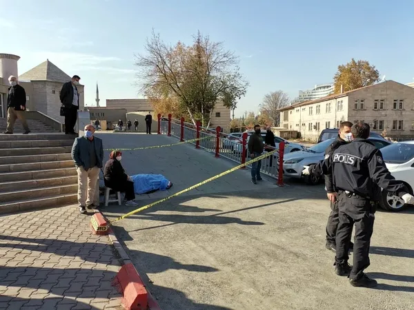 Bir an olsun yanından ayrılmadı! Ölen eşinin başında böyle bekledi - 3