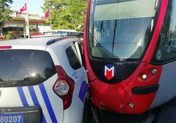 Pazartekke durağında tramvay, polis aracına çarptı