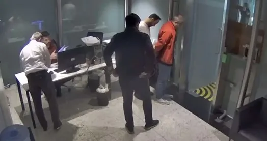 yolcu-karsilamada-gozalti-feto-firarisi-eski-bashekim-kiskivrak-yakalandi-1665045784242.jpg Havalimanında yolcu karşılamaya sahte kimlikle geldi! FETÖ firarisi eski başhekim kıskıvrak yakalandı - 4