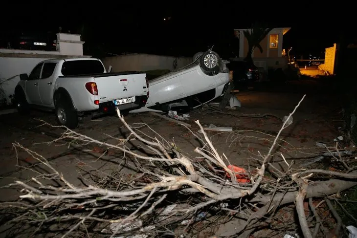 Son dakika: İzmir'de görülmemiş felaket! Hortum araçları 10 metre havaya kaldırıp binaların üzerinden savurdu