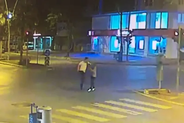 1686144659793.jpg Antalya'da sokak ortasında dehşet anları! Önce yumruk attı sonra tabancanın kabzasıyla başına vurdu - 4