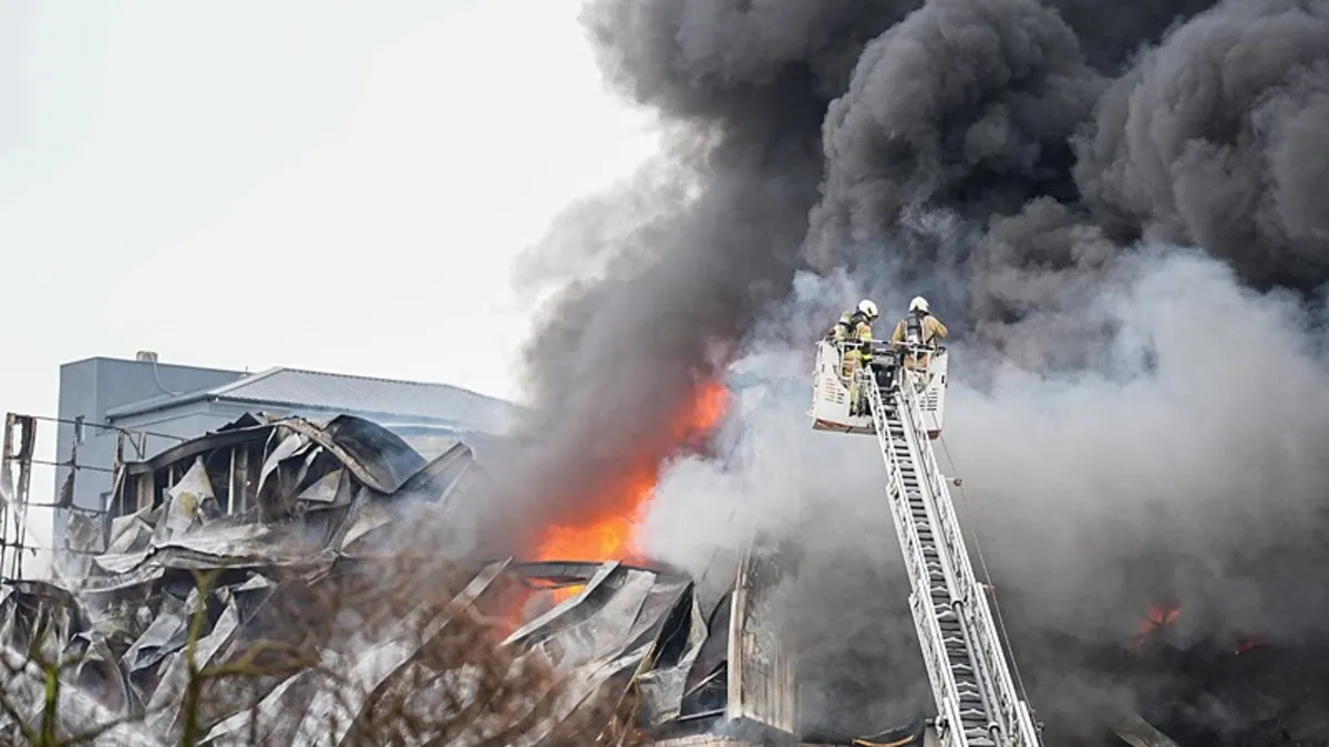 Ataşehir'de 4 katlı iş yerinde yangın! A Haber bölgede