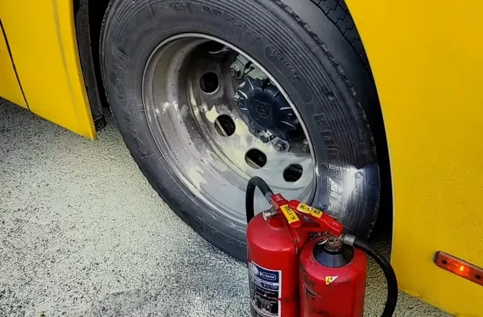 Son dakika: Yine aynı manzara yine İstanbul! İETT otobüslerinden biri arızalandı diğerinin balataları yandı - 3