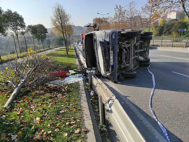 İstanbul'da lüks araç önündeki kamyonete çarpıp refüjdeki demir korkulukları parçaladı - 3
