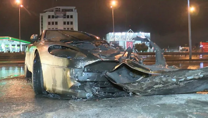 Avcılar'da 2 milyon liralık lüks otomobil alev alev yandı - 2