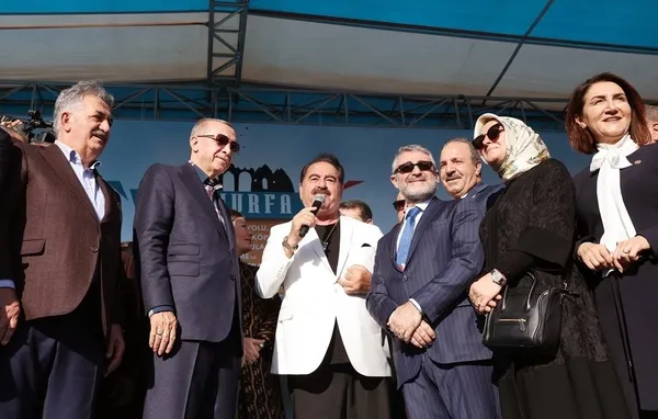 sanliurfada-renkli-anlar-baskan-erdogan-gulum-benim-sarkisina-eslik-etti-1670175927149.jpg Şanlıurfa'da renkli anlar: Başkan Erdoğan 'Gülüm Benim' şarkısına eşlik etti