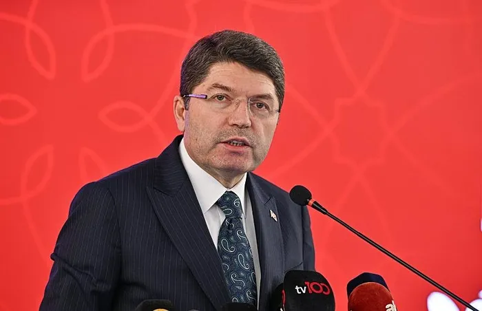 adalet-bakani-yilmaz-tunctan-olayli-derbiyle-ilgili-flas-aciklama-futbolcularla-ilgili-sorusturma-olacak-mi-1710855744609.jpeg Adalet Bakanı Yılmaz Tunç'tan olaylı derbiyle ilgili flaş açıklama! Futbolcularla ilgili soruşturma olacak mı? | Maskeli taraftar yurt dışından - 5