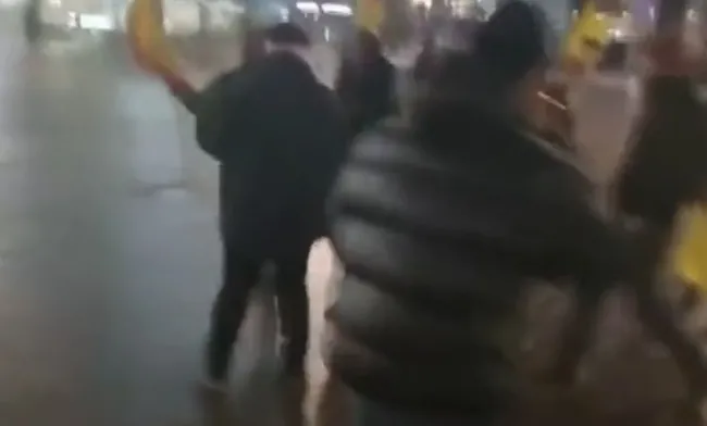 PKK/YPG destekçileri yine sokağa çıktı! Terör destekçileri yoldan geçenlere saldırdı.