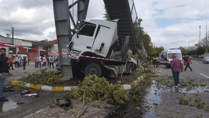 Sakarya’da korkunç kaza! Acı haberler peş peşe geldi - 1