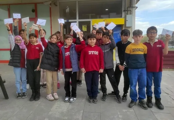 unutulan-tebrik-kartlari-ogrencilerle-hayat-buluyor-1712498922264.jpeg Unutulan tebrik kartları öğrencilerle hayat buluyor - 1