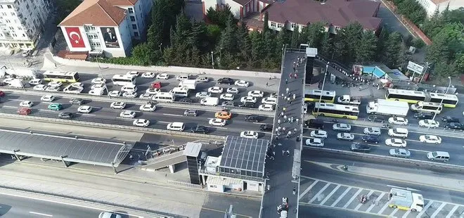 İstanbul'da metrobüs hattındaki çalışma trafiği felç etti
