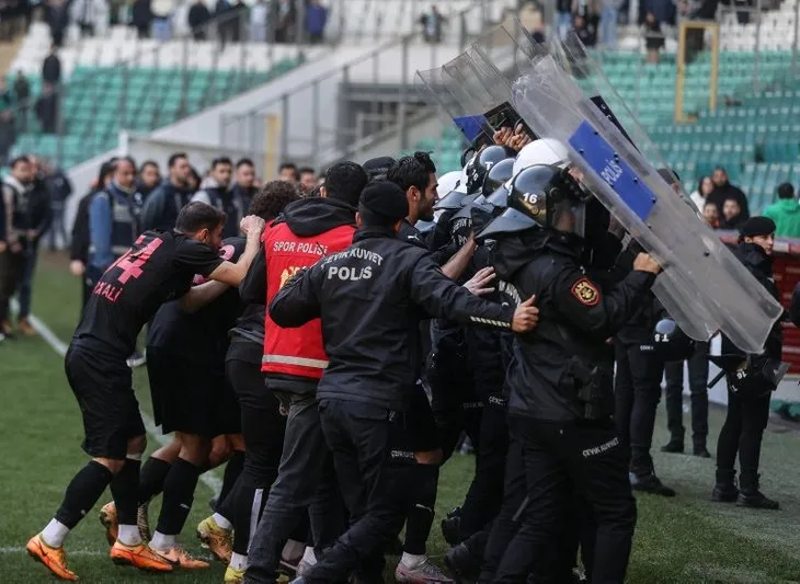 Bursaspor-Diyarbekirspor maçında büyük kriz! 6 kırmızı kart! Seyirciler çıldırdı