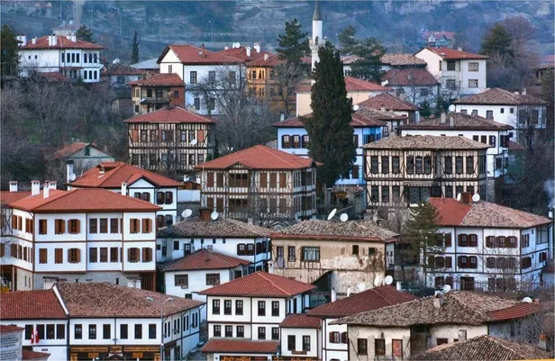 ilber-hoca-turkiyenin-italyasi-dedi-ilce-doldu-tasti-turistler-akin-akin-geliyor-1709464413733.jpg İlber Hoca Türkiye'nin İtalya'sı dedi, ilçe doldu taştı! Turistler akın akın geliyor - 3