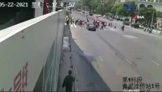 Çin'de kırmızı ışıkta durmayan araç yayaların arasına daldı: 4 ölü - 4
