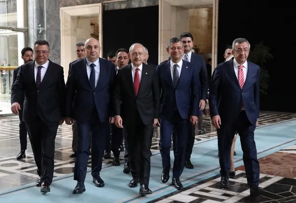 CHP’de Genel Başkanlık seçimini Kemal Kılıçdaroğlu mu Özgür Özel mi kazanır? İşte kulislerde konuşulan isim…