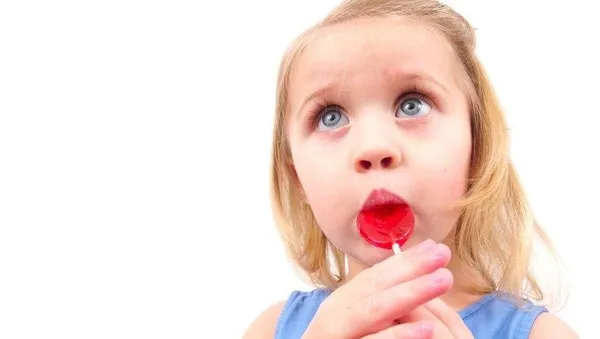 Yediği lolipop dilinde yanık oluşturdu! Anne babalar dikkat