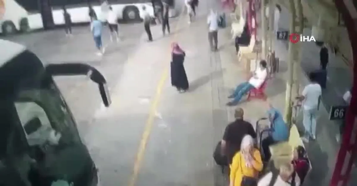 Otobüs beklerken kavga ettiler! Kalp krizi ikisini de aynı anda yakaladı