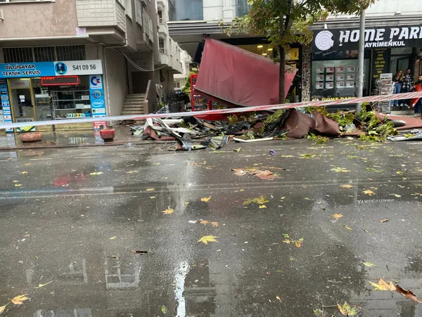 1699708940302.jpg Meteoroloji uyarmıştı! Küçükçekmece'de fırtına: Çatılar uçuştu - 3