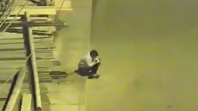 Bahreynli iş adamı, sokak lambasında ders çalışan çocuğa ev bağışladı - 1