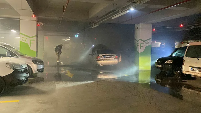 SON DAKİKA! İstanbul Çamlıca Camii otoparkında otomobil alev alev yandı - 3
