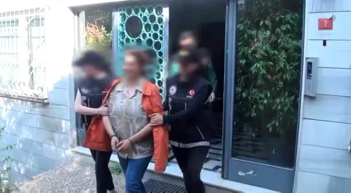 son-dakika-istanbulda-uyusturucu-operasyonu-sarkici-kalben-gozaltina-alindi-1715168659618.jpg Şarkıcı Kalben'in ilk ifadesi ortaya çıktı! Uyuşturucu operasyonunda gözaltına alındı! İşte o görüntüler... - 1