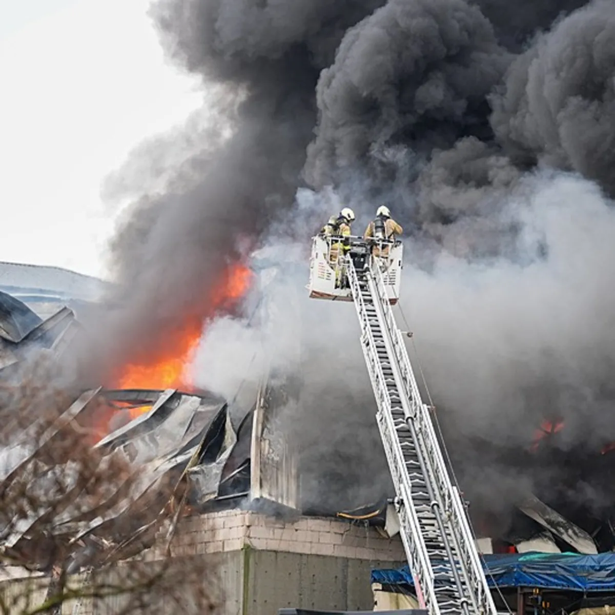 Ataşehir'de 4 katlı iş yerinde yangın! A Haber bölgede