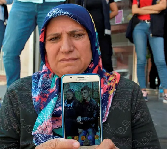HDP önünde nöbet tutan anne, oğlunun sakat olduğunu öğrendi: Mazot döküp yakmışlar - 1