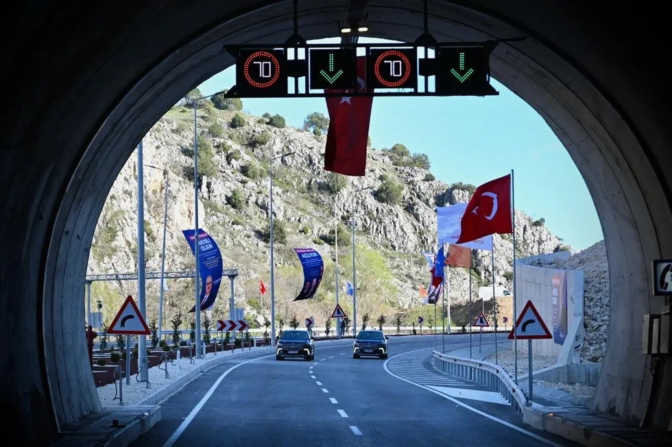 kirkdilimde-tarihi-proje-bakan-uraloglu-duyurdu-yarim-saatlik-yol-15-dakikaya-dustu-1777564785109.jpg İki il arasındaki seyahat süresi 15 dakikaya düştü (Fotoğraf: ahaber.com.tr)