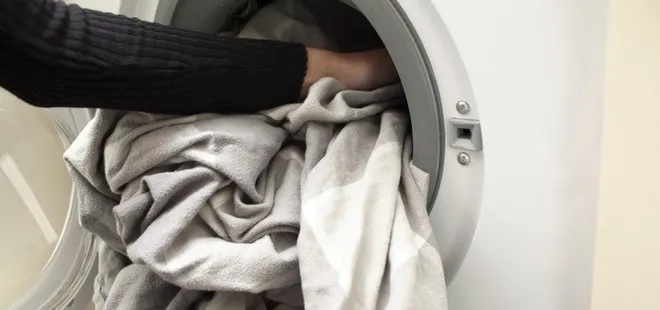 Çamaşırlardaki tüy ve tozlardan kurtulmak çok kolay! Makineye 3-4 tane koymak yetiyor
