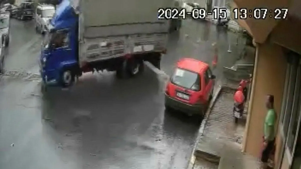 Kontrolden çıkan kamyonet binaya çarptı